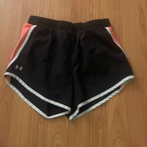 Under Armour Lined XS Women’s Black with pink trim running shorts